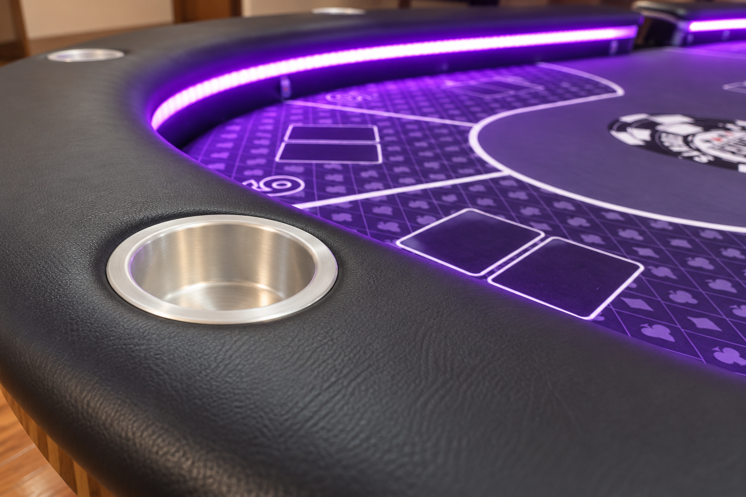 Detalle del apoyabrazos negro con portavasos metálico e iluminación violeta