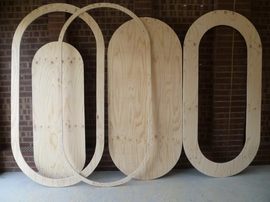 Piezas de madera cortadas para la estructura de una mesa de poker