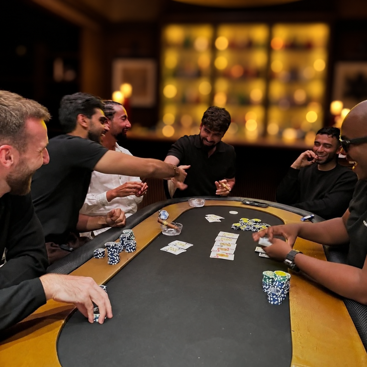 Un grupo de amigos compartiendo una partida de poker